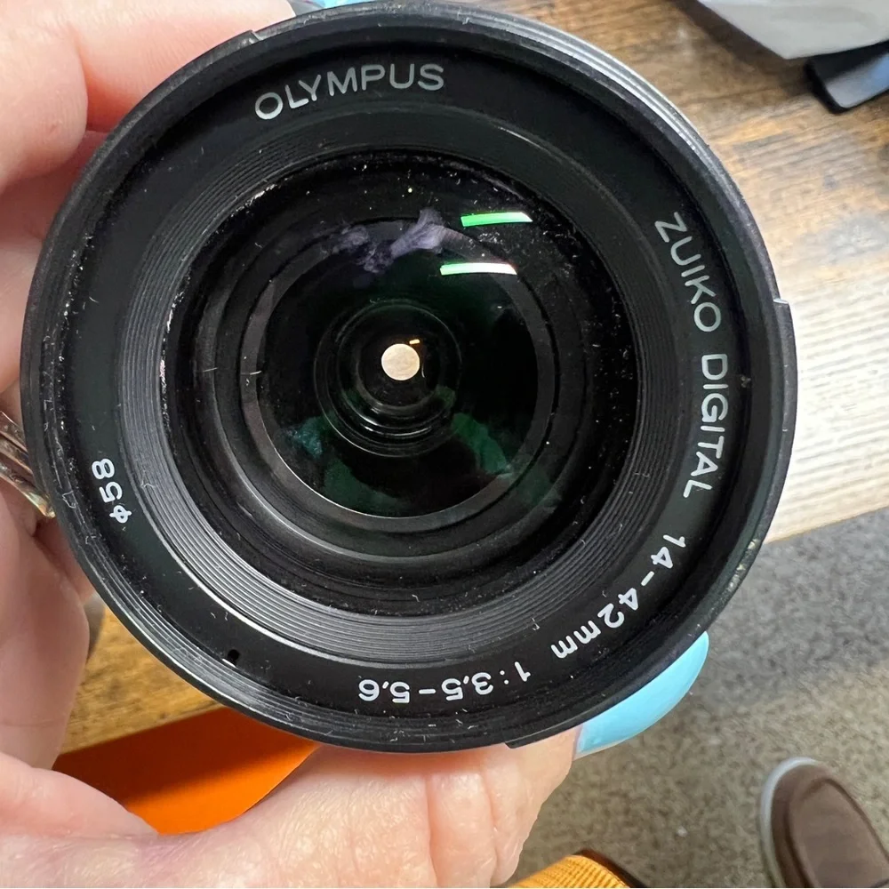 Olympus 410 with 2 lens, 3 batteries, Camera Kit with Accessories - Picture 9 of 10